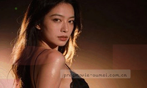 天平与胶片构成的抽象几何图形，代表版权与影视索引的平衡